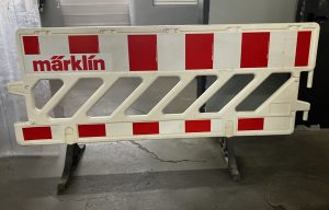 Rot-weißee Sperrgitter mit Märklin-Aufkleber