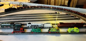Modellbahnlokomotiven in bunten Farben